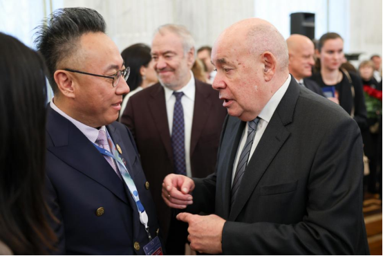 张敬轩馆长(左)与俄罗斯联邦总统国际文化合作事务特别代表 米哈伊尔·什维德科伊(右)亲切交流