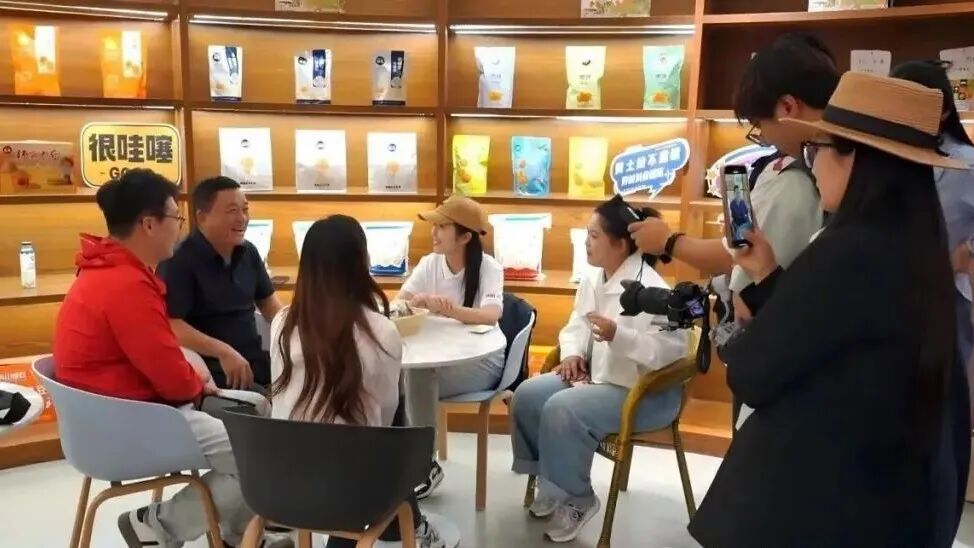 新阶层网络人士通过座谈交流,了解木垒鹰嘴豆发展现状。巨浩 摄.jpg
