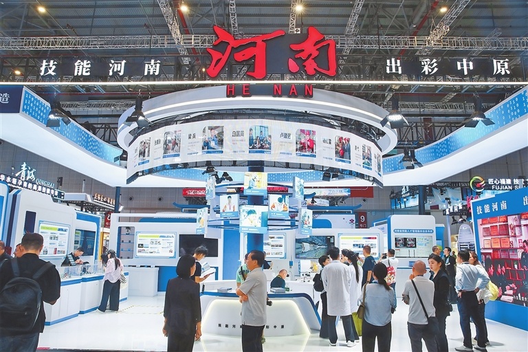 在世界技能博览会上,“技能河南,出彩中原”河南主题展区集中展示了我省特色技能成果、产业优势与人才建设成效(9月23日摄)。