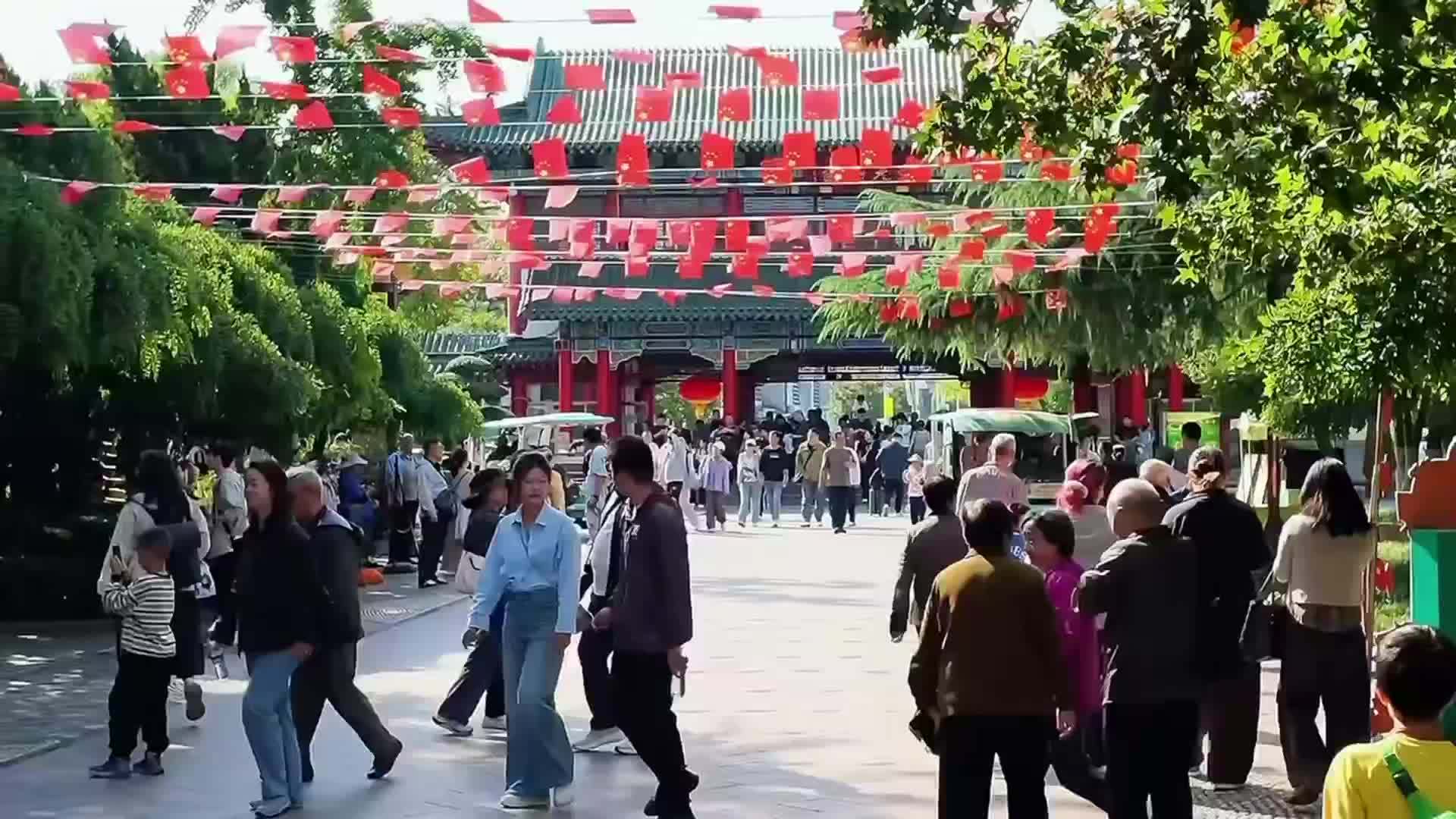 秋高气爽，大明湖畔游人乐享假期