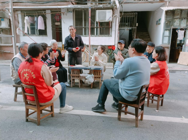 新才社区创新“一楼见”工作法,因地制宜开展楼栋微党课。