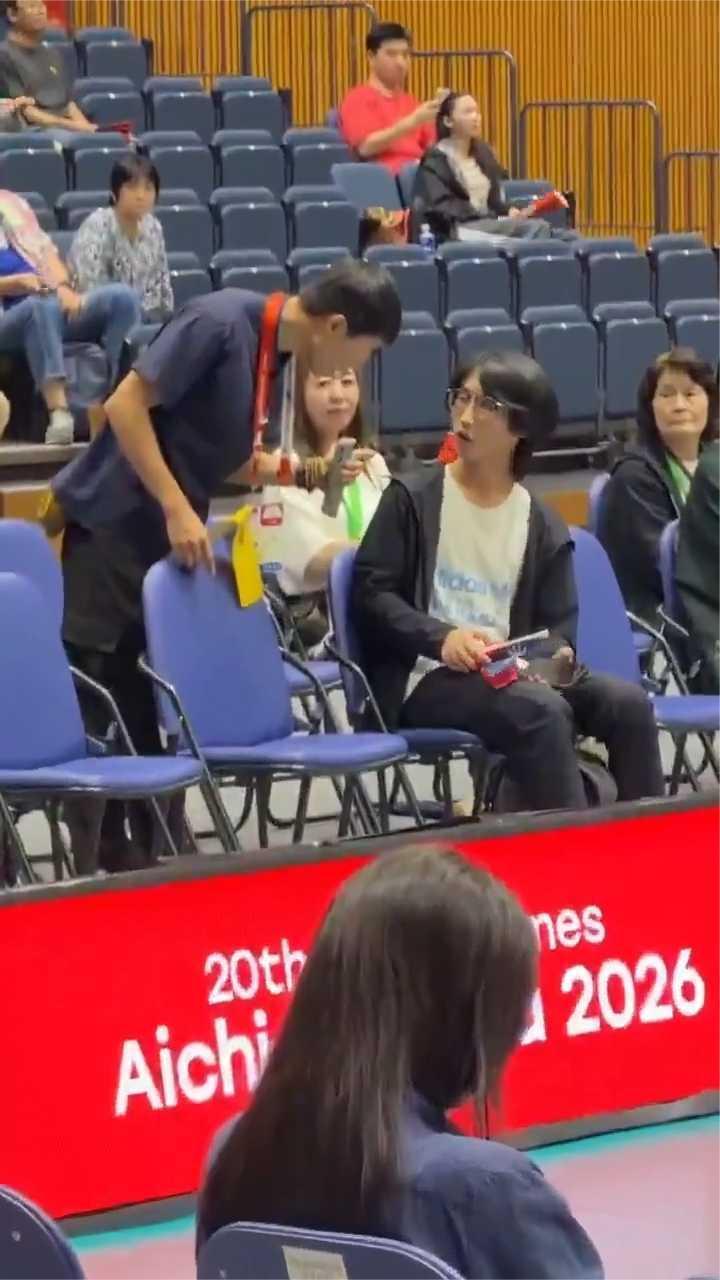 亚运会赛馆，有人鬼鬼祟祟要举旗，没被请出去已经很客气了