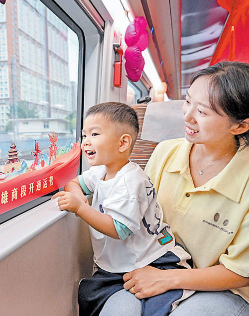 9月28日,京港高铁雄安至商丘段开通运营。图为旅客乘坐首发列车感受新线开通带来的出行便利。本报记者 张 昊摄