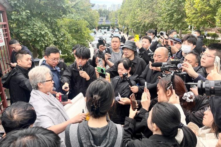 北京市民接受媒体采访