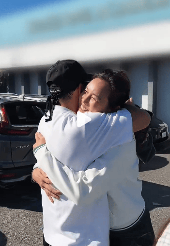 刘畊宏晒国庆假期一家团聚视频,与妻子儿女相拥温馨又甜蜜