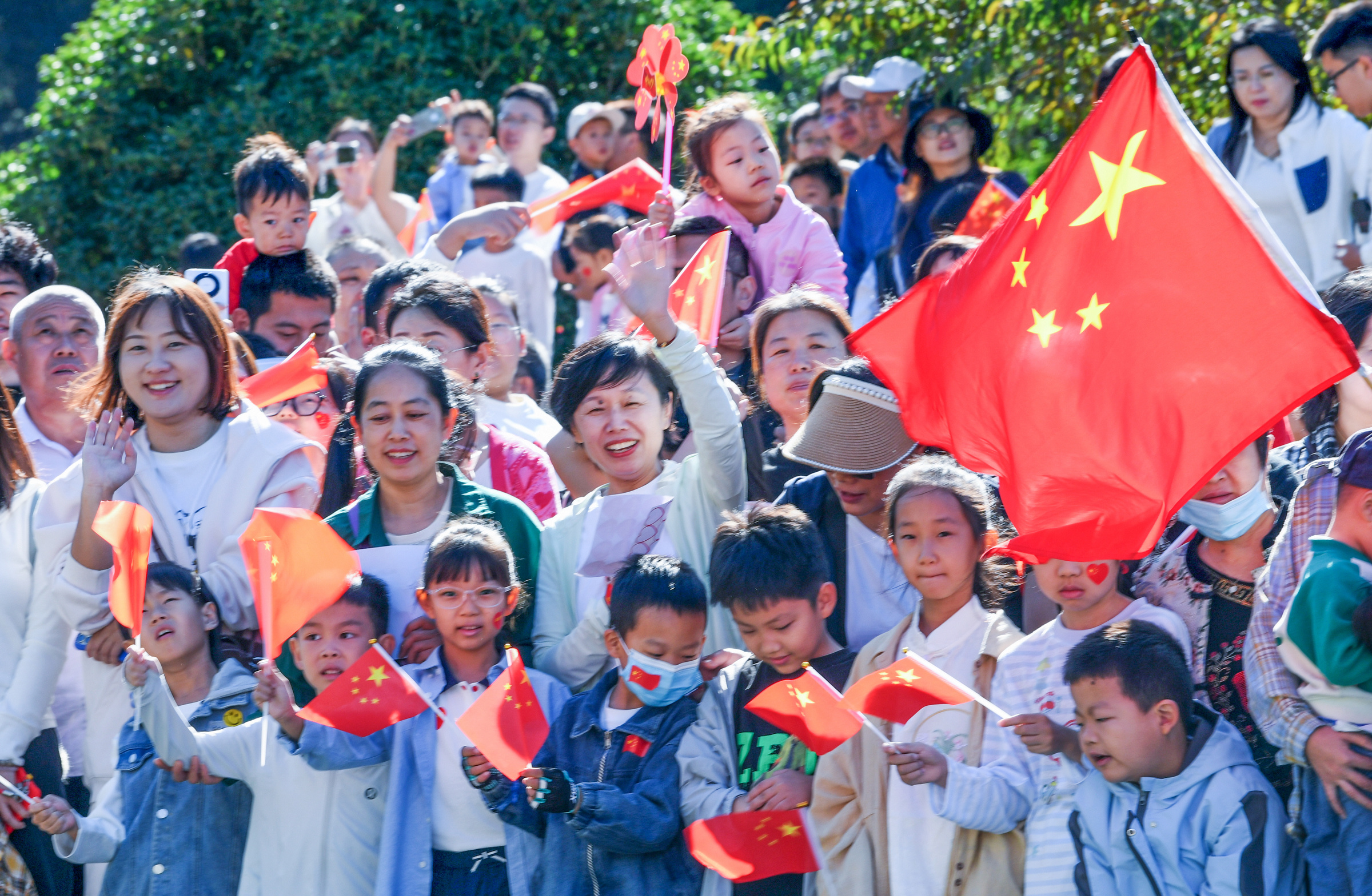 山东胶州:满城“中国红” 共祝祖国好