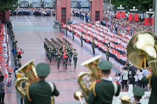 ▲2026年10月1日,重庆人民广场,升旗仪式现场。记者 谢智强 摄/视觉重庆