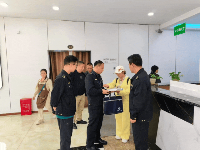 婺源县旅游市场联合执法人员上门走访开展检查工作