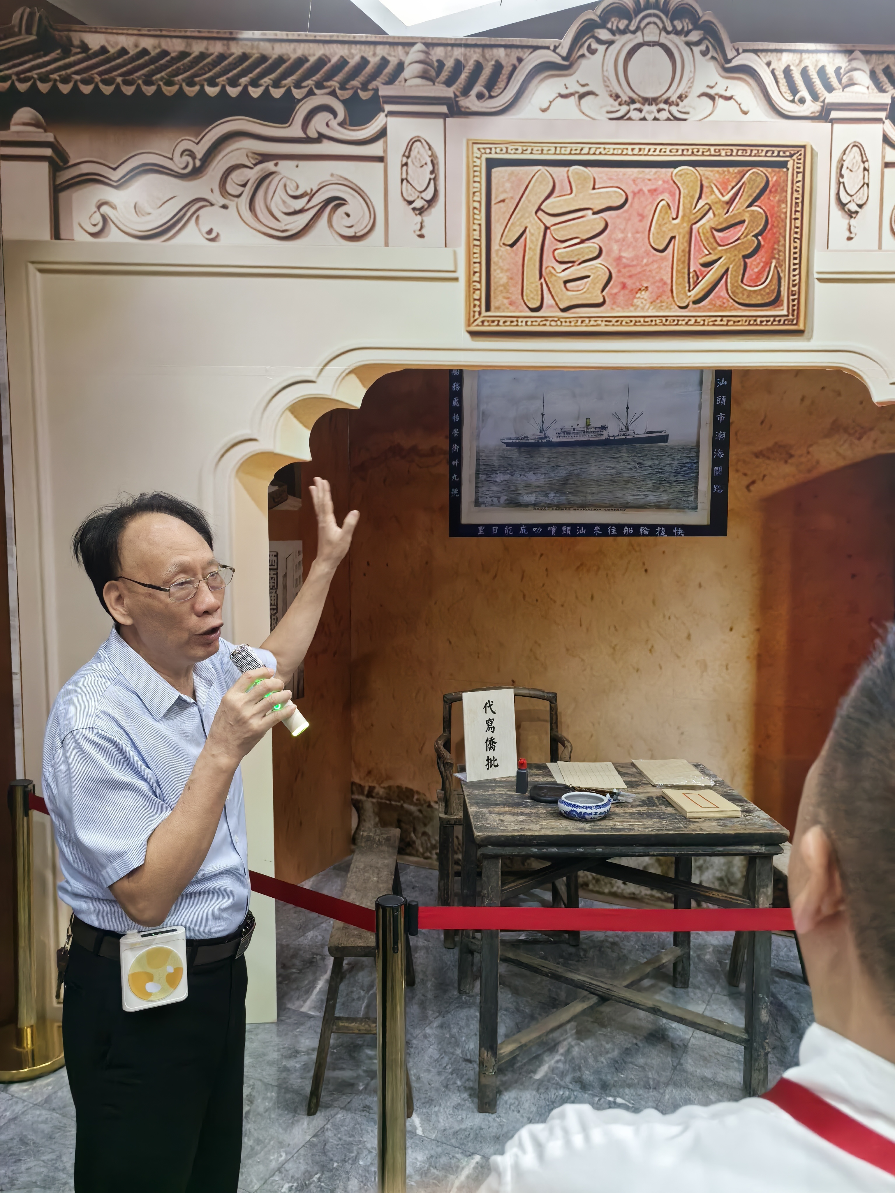 梅州市客侨博物馆魏金华馆长为展览作导赏讲解
