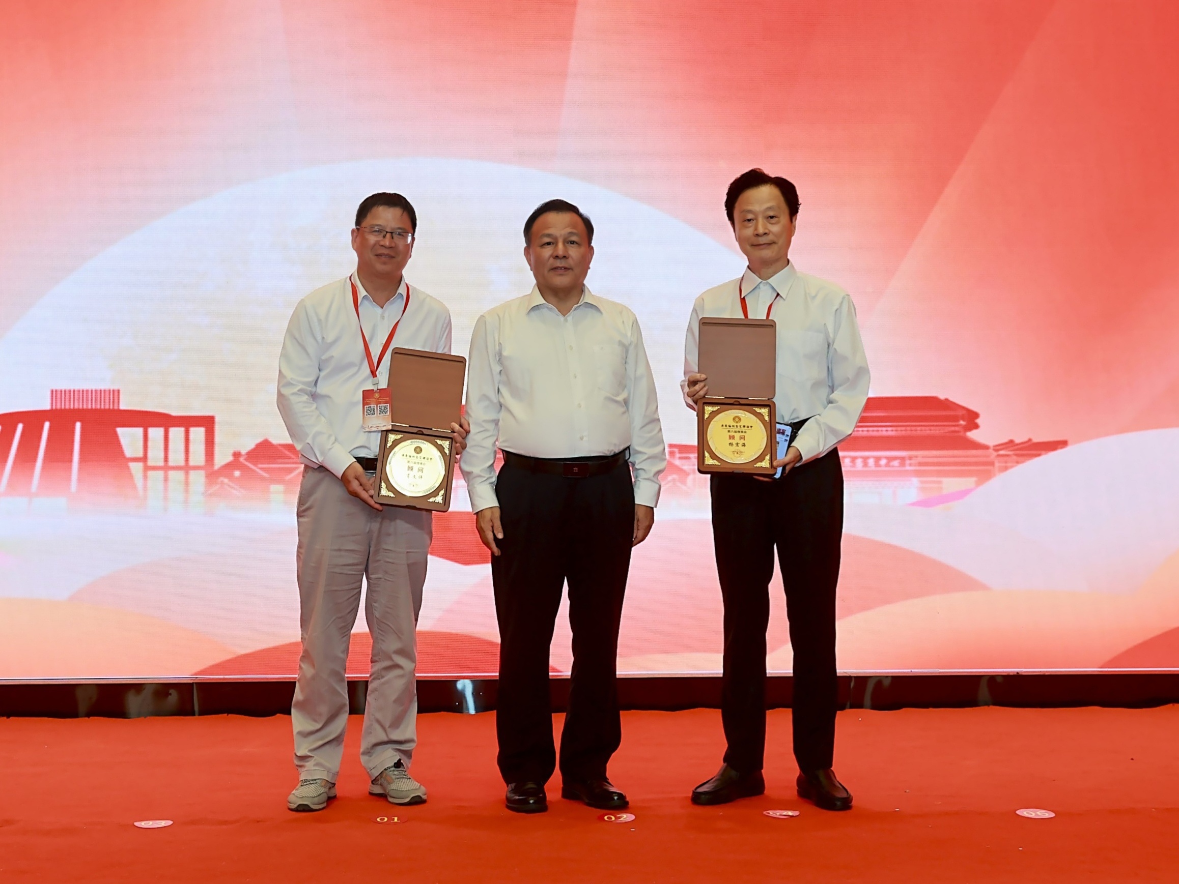 梅州客联会王忠豪会长向深圳市客家文化交流协会创会会长杨宏海、嘉应学院客家研究院院长肖文平颁发顾问证书