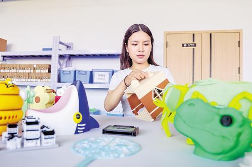 9月19日，邯郸拓维智造科技有限公司工作人员在检查小宠玩具。王洪超摄