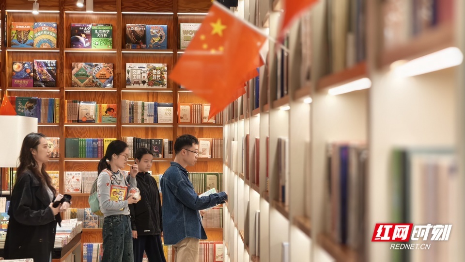 窗外雨幕低垂，窗内书页沙沙。没有人高声交谈，整个书店里听得见的，只有翻页声和雨声。