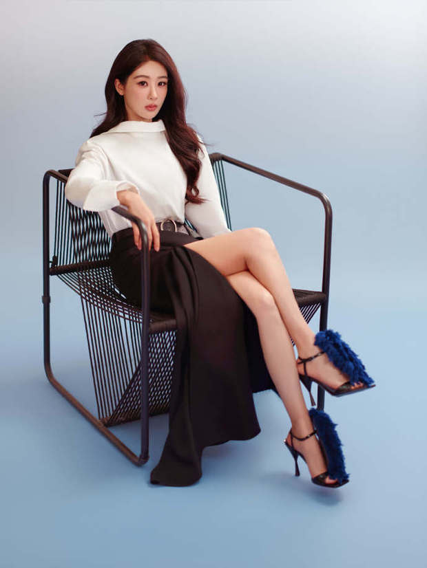 杨紫身着黑白套装亮相金鹰奖 角逐最佳女主角奖项