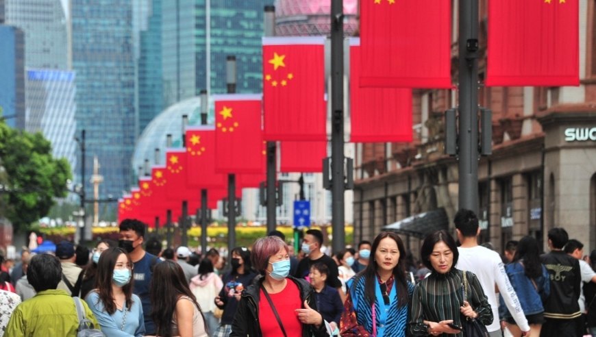 国庆出游人挤人，新冠流感都在流行！国家疾控局提醒