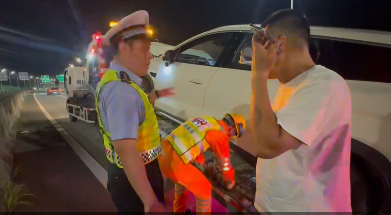 深夜高速突发追尾事故 深汕公安暖心护航保平安