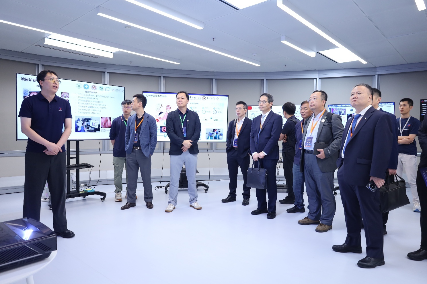多位医院管理者走进CAIR展厅,实地观摩前沿技术成果