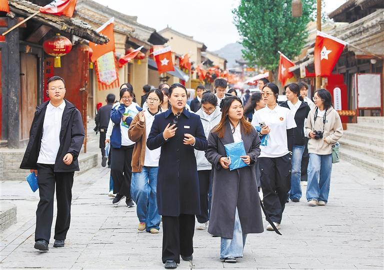 兰大学生在哈达铺镇红军街参观
