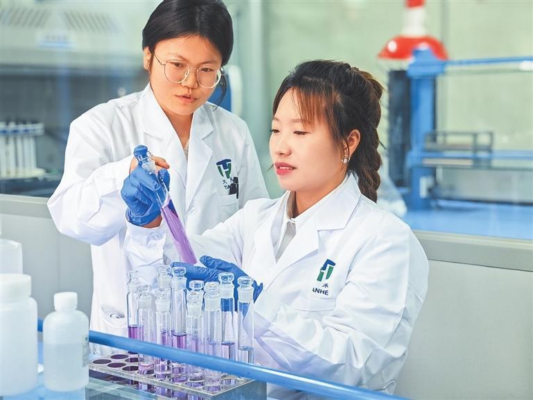 兰州天禾生物科研人员正在进行科学研究 兰州天禾生物供图