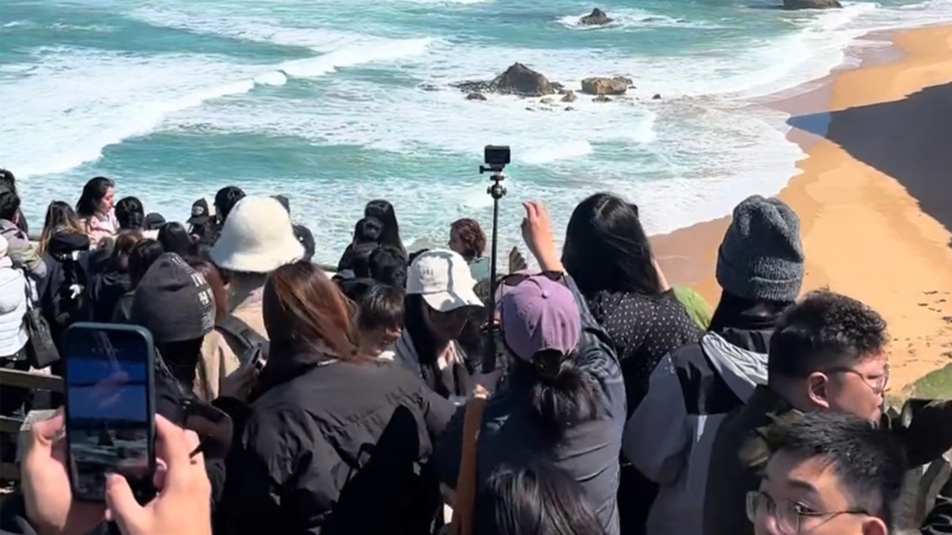 “全世界都知道中国人放假了！”澳大利亚海边“人堵人”，意大利火车满是中国游客，英国网红餐厅遇到许多“自己人”