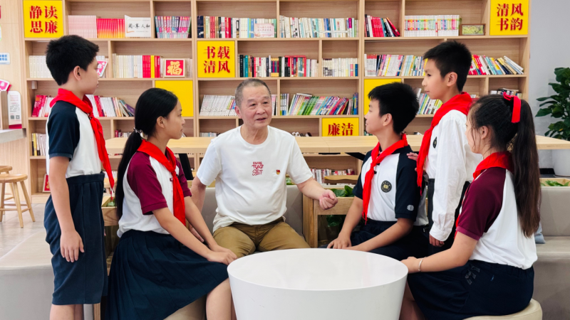 学生们听老党员讲过往奋斗与时代发展故事 供图 重庆市两江新区行远小学