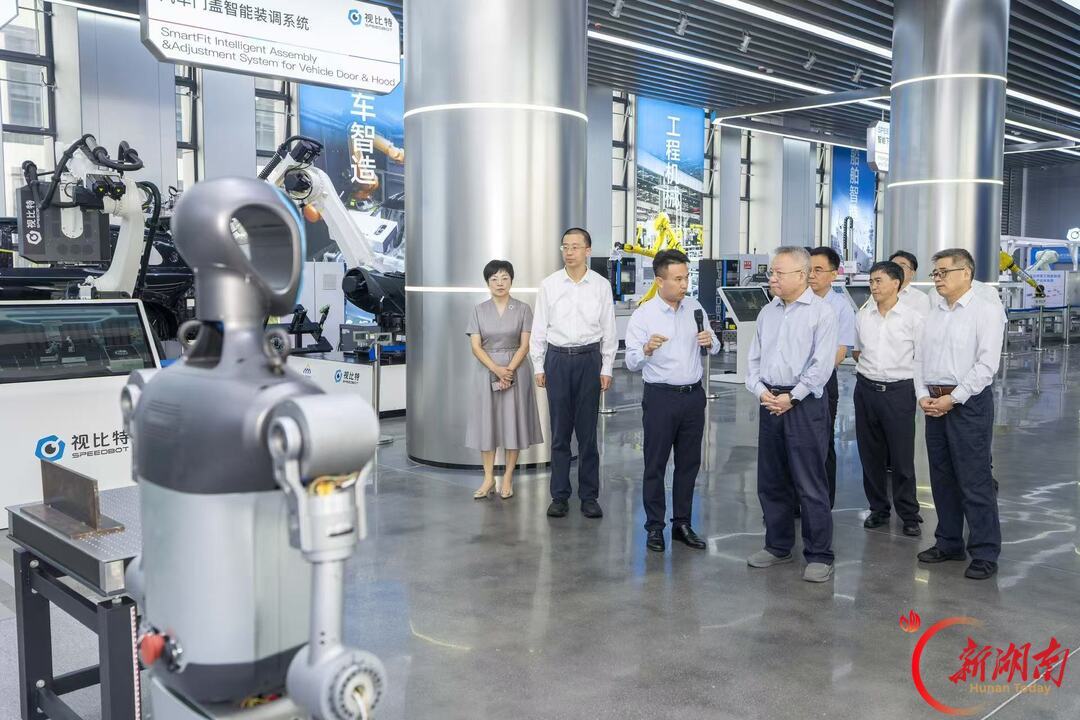 9月28日，沈晓明来到湖南视比特机器人有限公司调研。