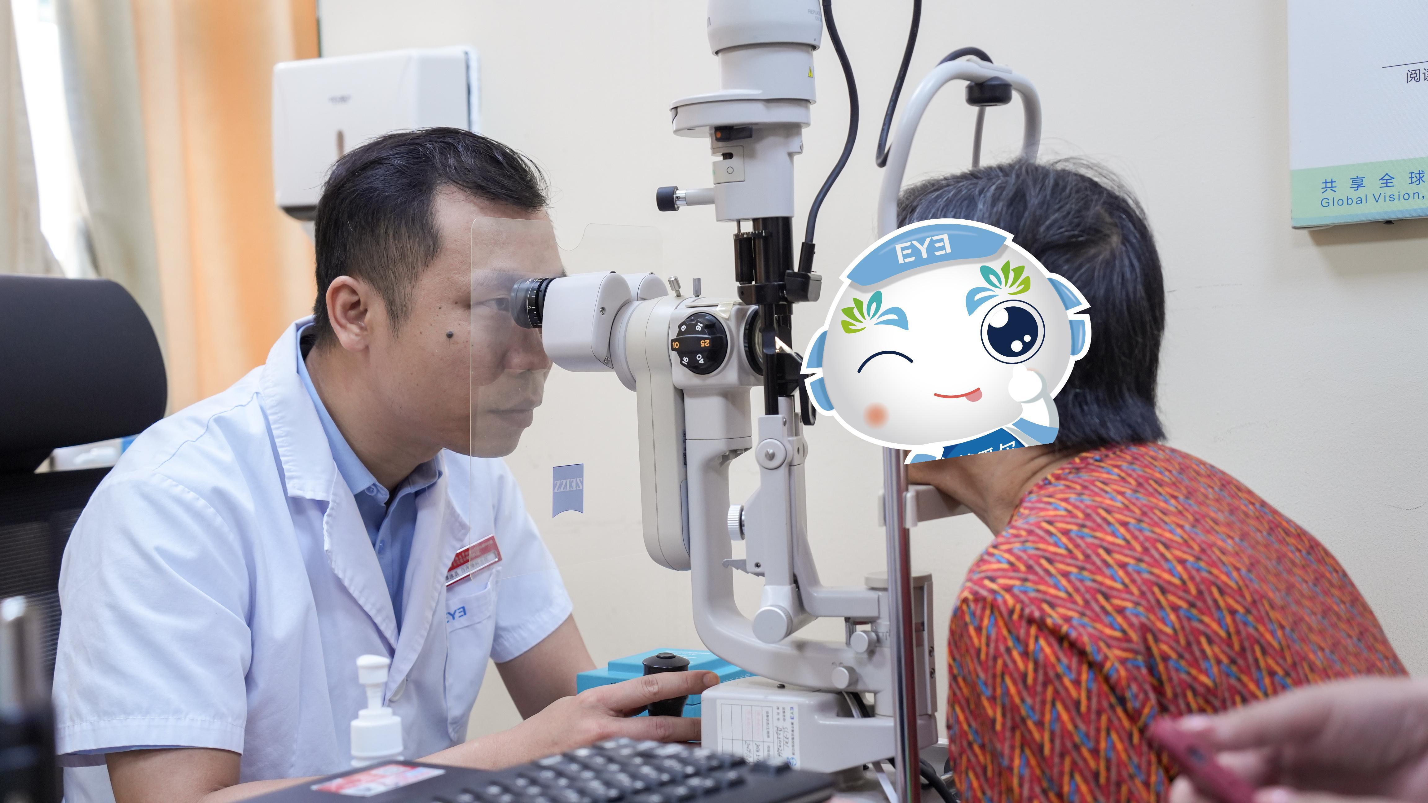 谭泳昌主任为陈姨检查眼睛