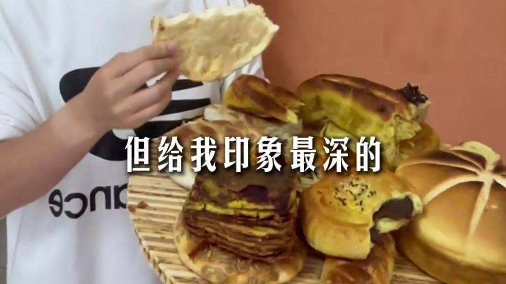 游客在兰州狂买十几种馍　直呼太好吃满足碳水胃