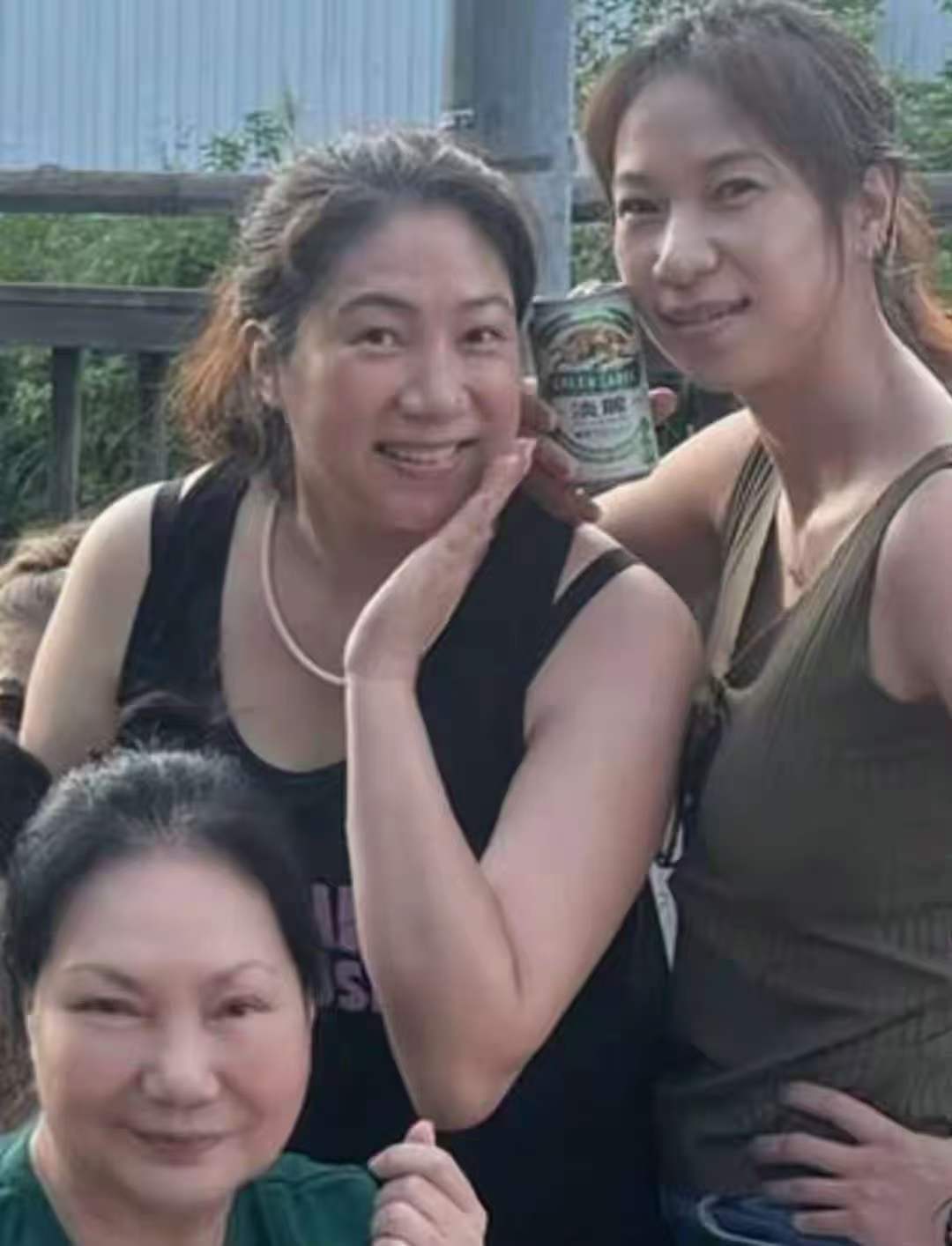 大S忌日后S妈首露面 中秋聚餐状态好转