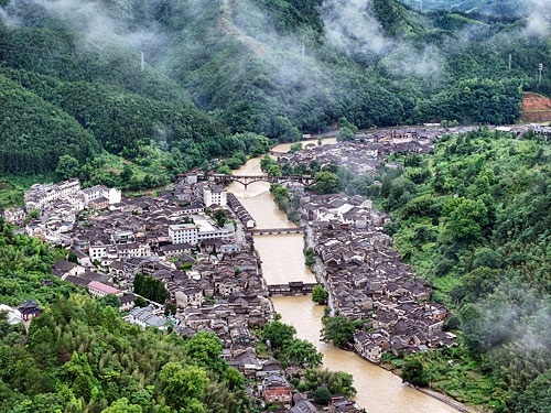 浮梁县瑶里镇,瑶河穿镇而过,古民居沿岸分布。