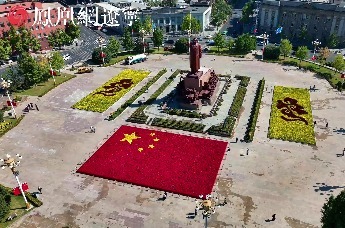 一面面锦旗拼成“国庆快乐”，沈阳和平公安这样为祖国庆生