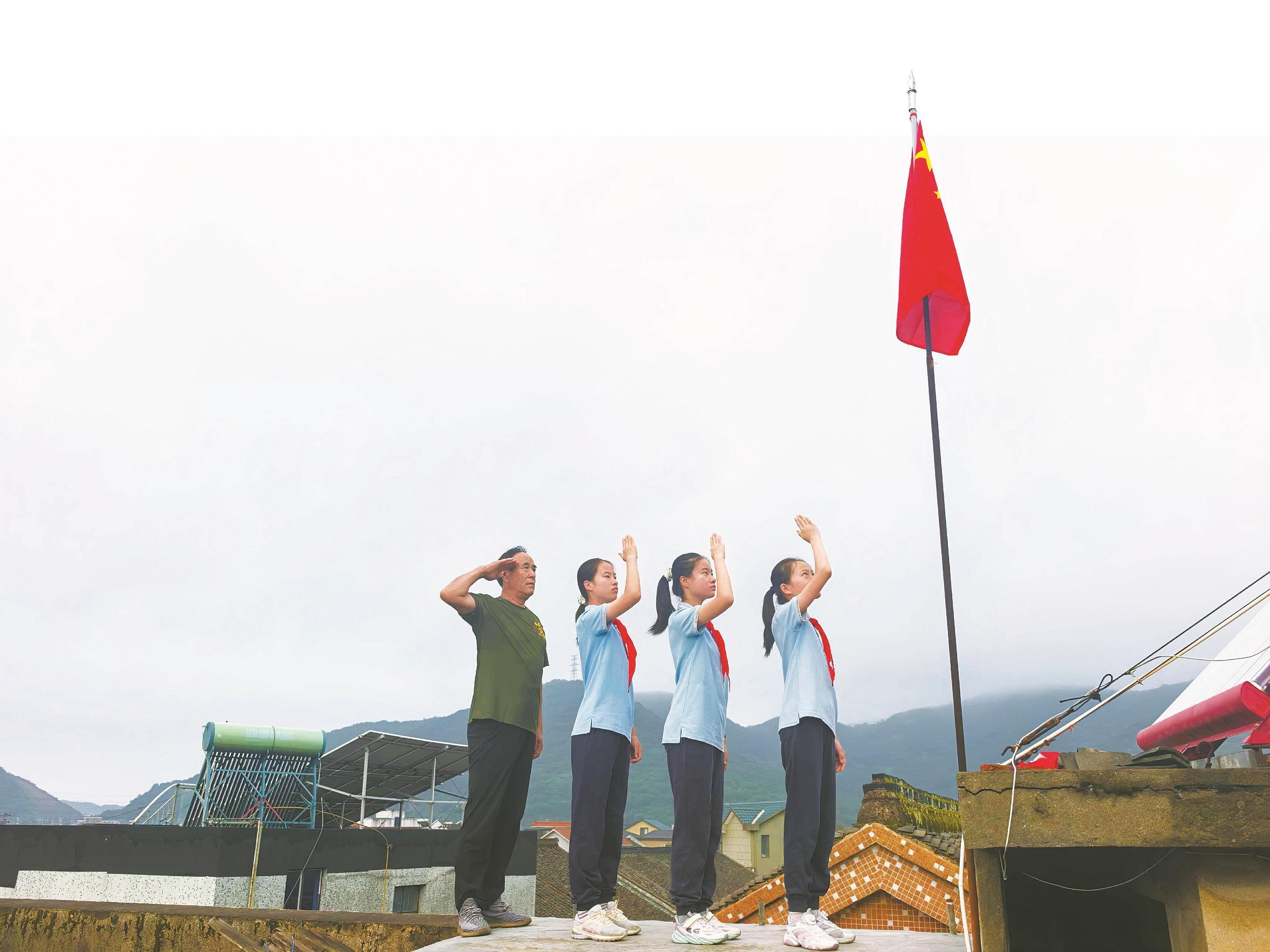 北仑这位老党员在屋顶升国旗坚持了30个年头