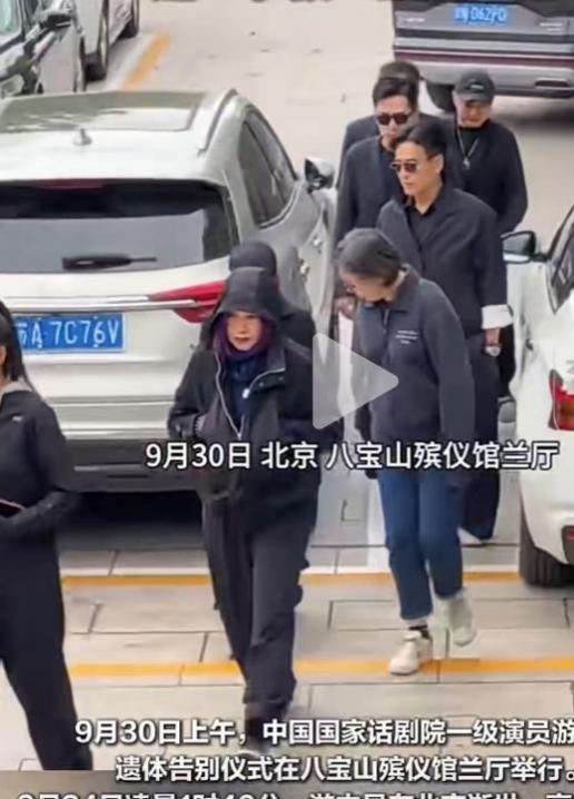 演员胡歌等从作者的车旁经过去往兰厅