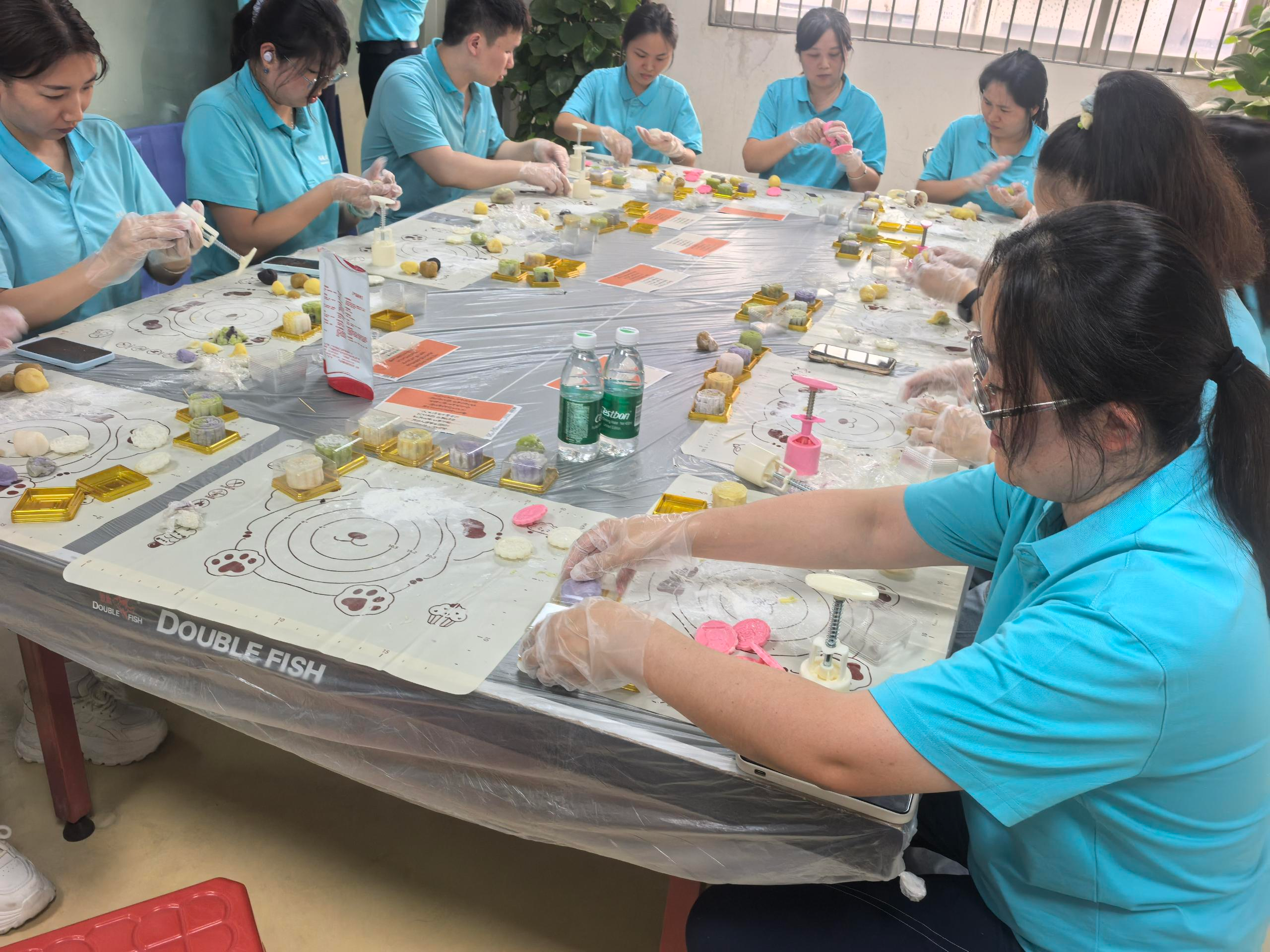 情暖企业迎中秋 巧手做饼聚同心