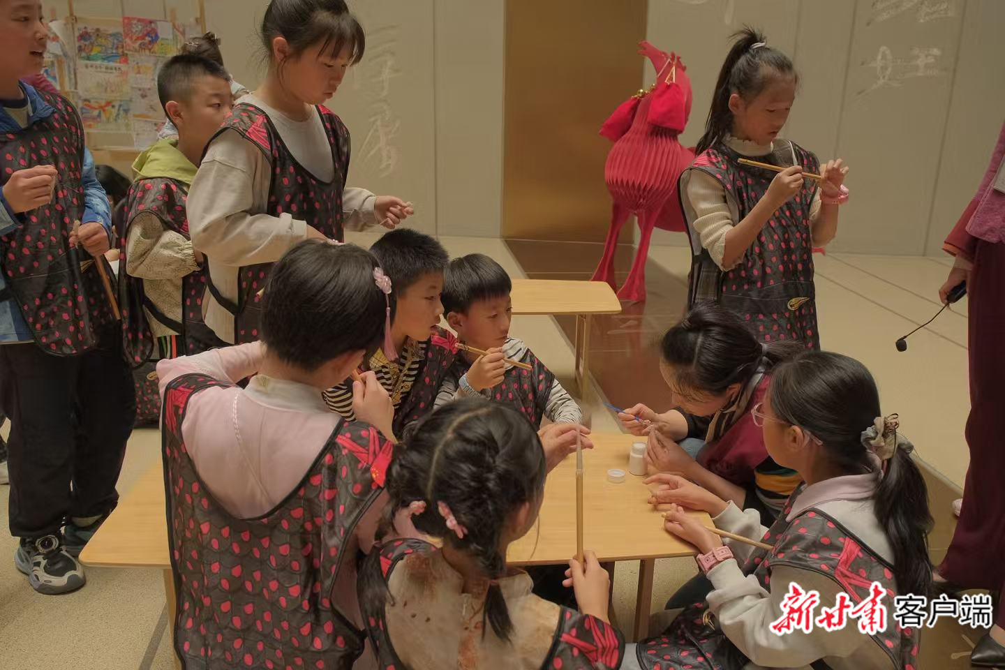 孩子们在甘肃简牍博物馆内学习制作毛笔