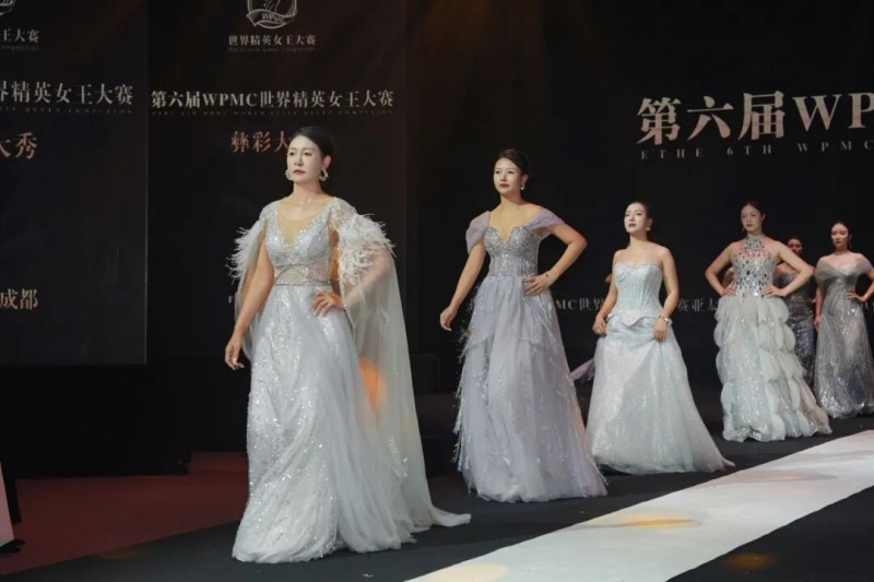 一针一线镌刻女性风采,一步一履彰显不被年龄束缚的女王气场,温柔藏于裙摆,力量见于眼眸,尽情诠释东方女性的万千风华。