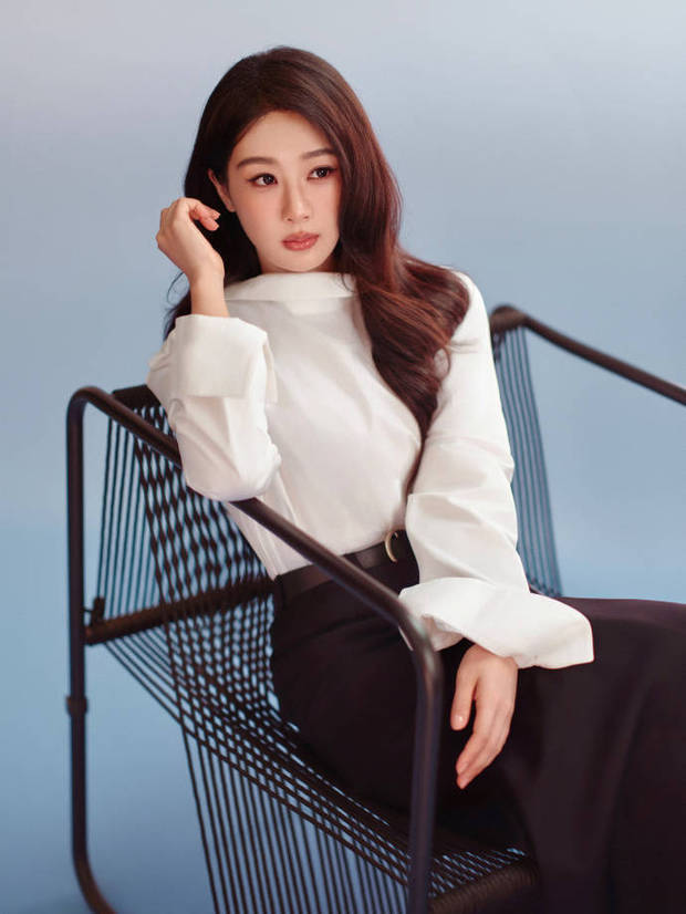 杨紫身着黑白套装亮相金鹰奖 角逐最佳女主角奖项