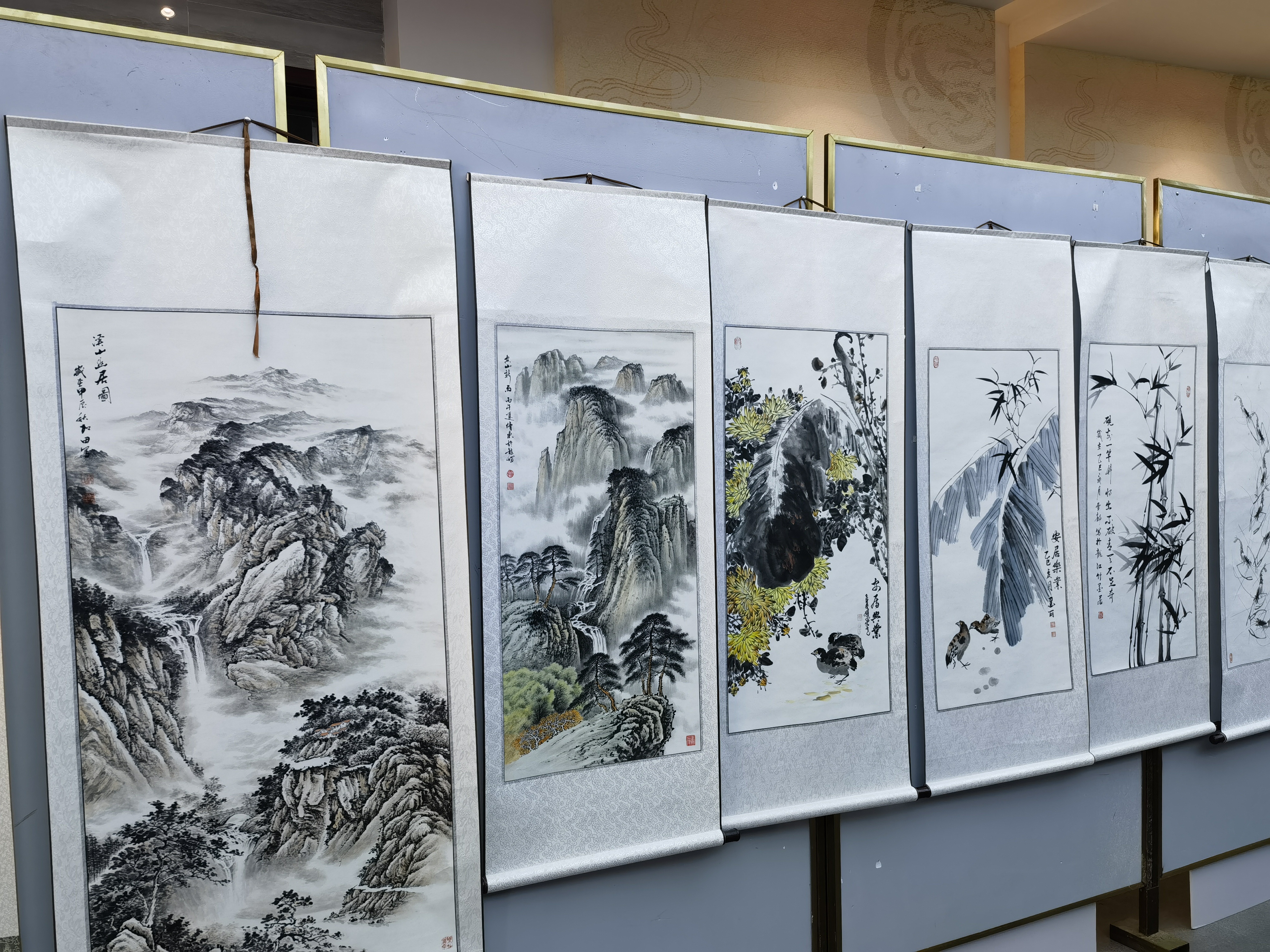 龙江县开展“翰墨颂华诞 非遗润初心”迎国庆主题活动