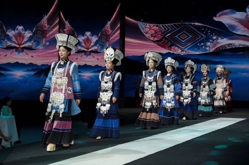 来自各行各业的精英女王步履从容,将彝族非遗的厚重底蕴与当代女性自信无畏的气场融为一体。