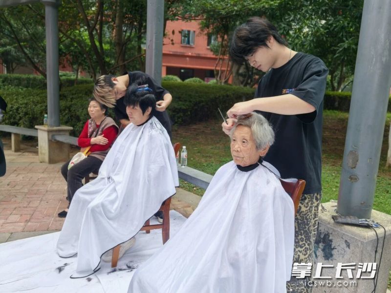 节假日临近时,物业工作人员在小区内设置了便民服务角,方便老人们的生活。