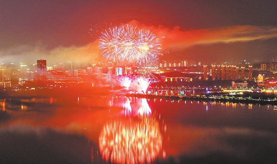 中秋夜璀璨绽放 2万余发烟花点亮浔城夜空