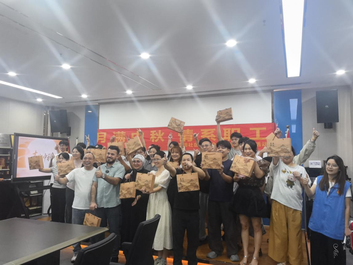 情暖企业迎中秋 巧手做饼聚同心