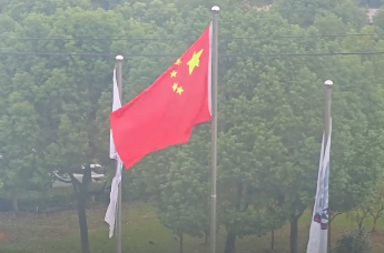 安徽合肥，女子雨天唱《歌唱祖国》，湿润的五星红旗迎风飘扬
