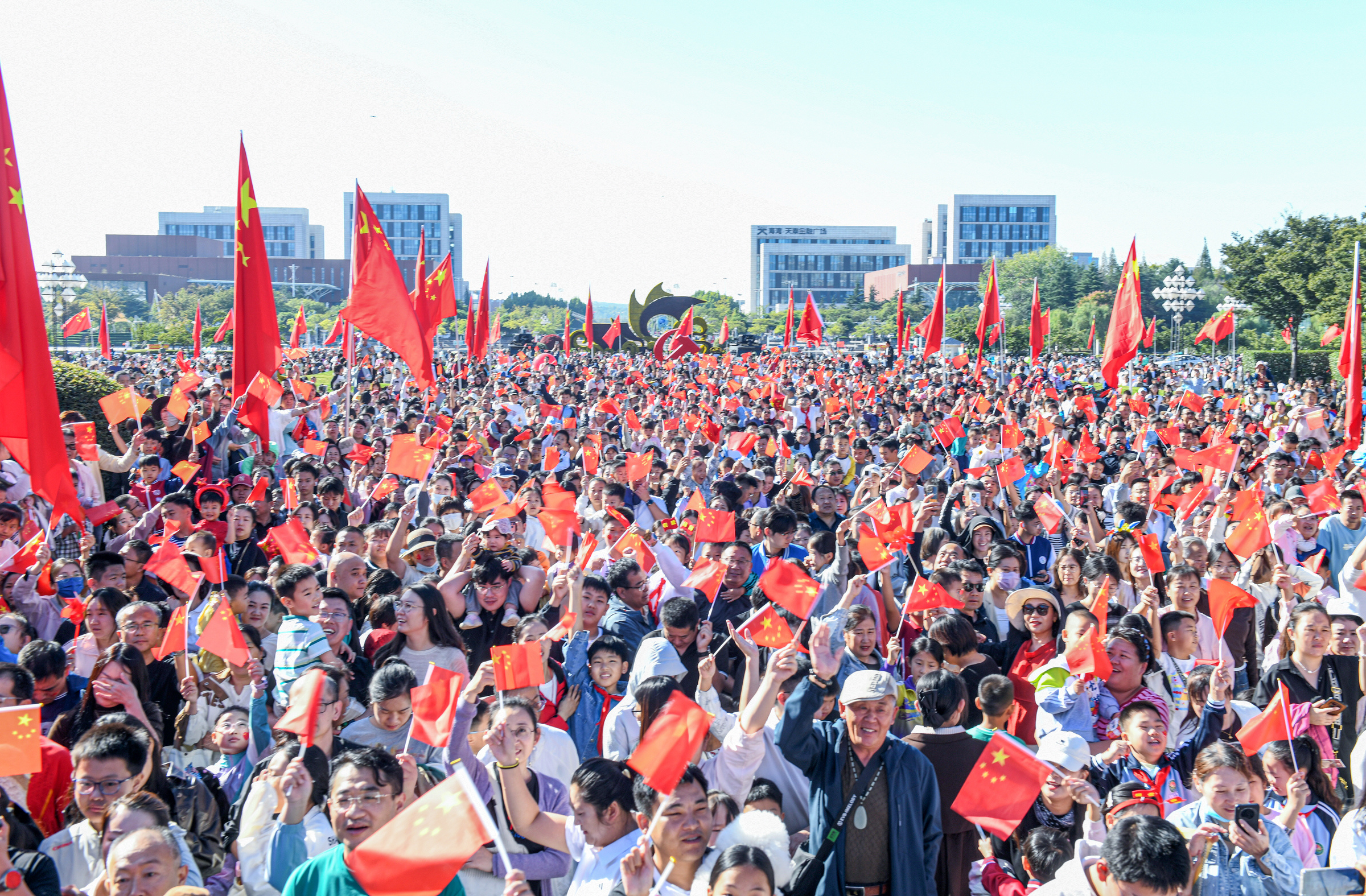 山东胶州:满城“中国红” 共祝祖国好