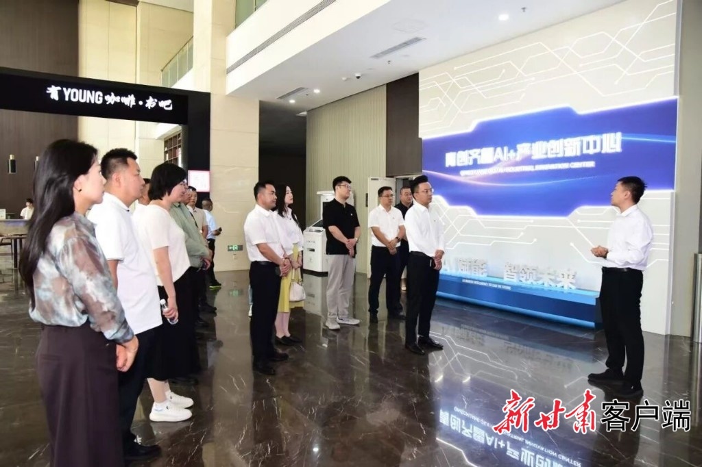 到当地企业参观学习