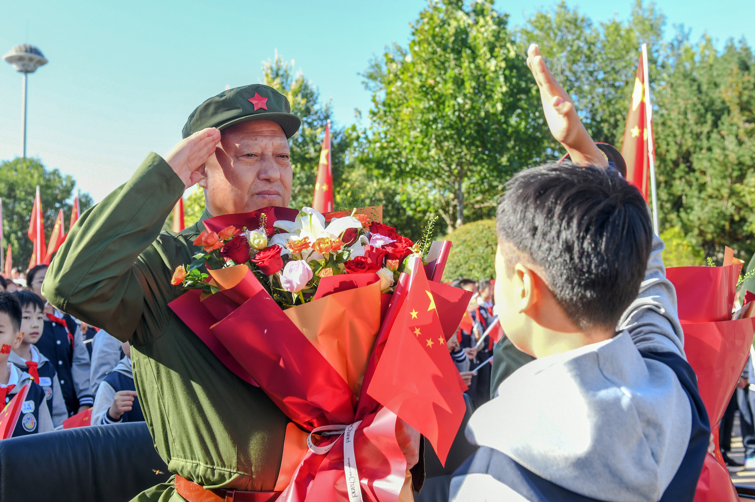 山东胶州:满城“中国红” 共祝祖国好