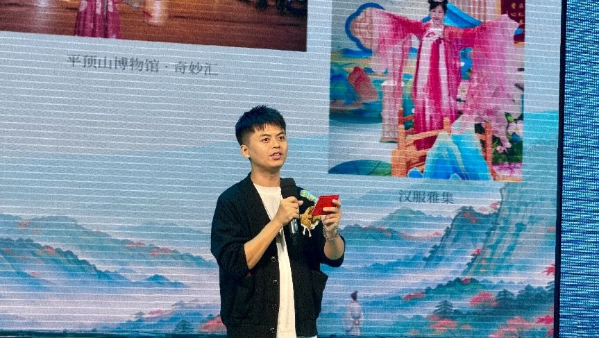 网络达人“最鹰城表哥”岳向重点推介国庆特色文化活动