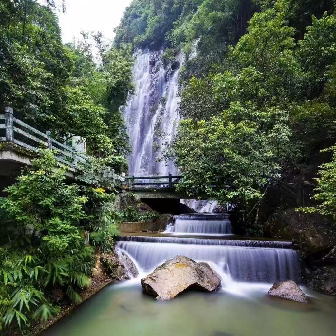 威整奇石河景区银龙大瀑布
