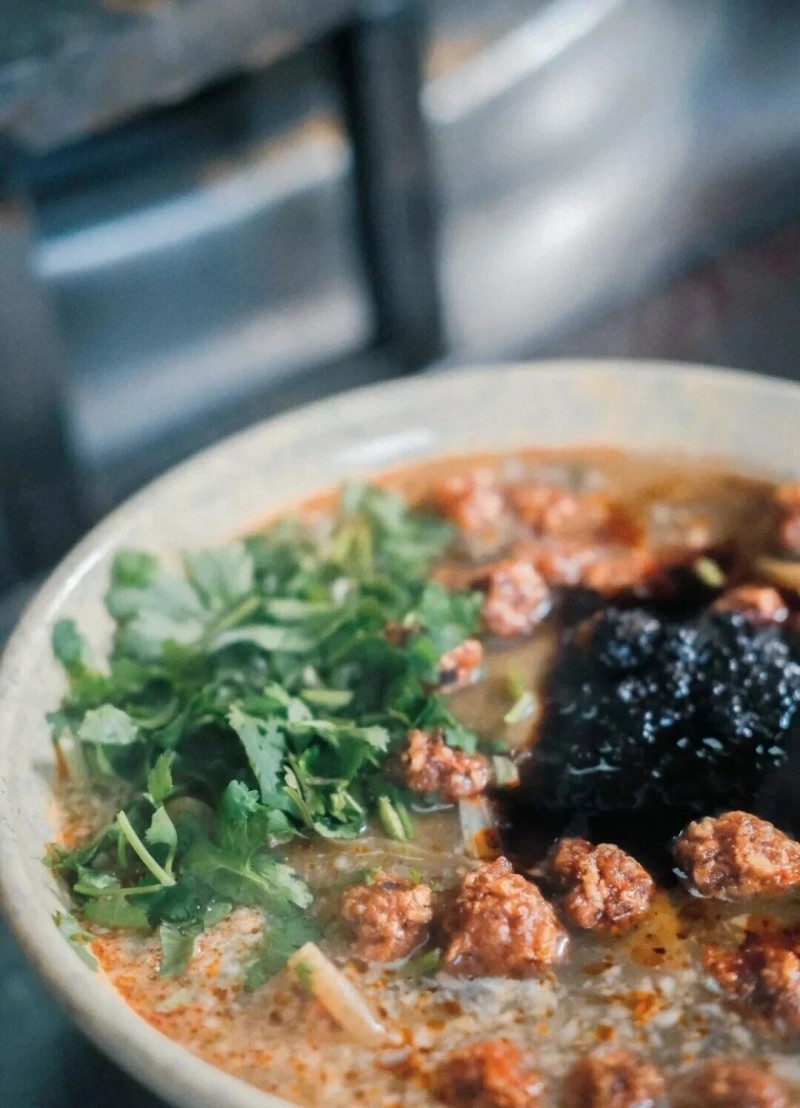 正午点一份把子肉浇饭，或来一锅酱香浓郁、锅边贴饼吸满汤汁的地锅鸡，大骨熬汤的徐州米线、鲜美筋道的徐州板面、鲜而不膻的羊肉汤、朴素外表下滋味十足的砂锅，各有独到滋味。