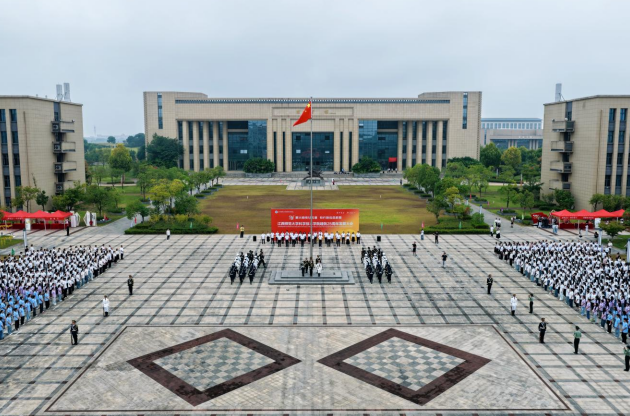 江西师大科技学院举行建院25周年发展大会升国旗仪式