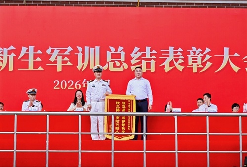 学校向承训部队赠送锦旗